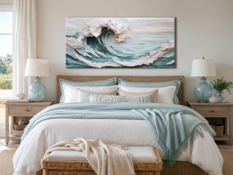Peut inclure: Une &oelig;uvre d'art murale rectangulaire pr&eacute;sentant une repr&eacute;sentation textur&eacute;e et tridimensionnelle d'une vague oc&eacute;anique d&eacute;ferlante. L'&oelig;uvre affiche des tons bleu sarcelle profonds contrast&eacute;s par une &eacute;paisse peinture blanche sculpt&eacute;e.