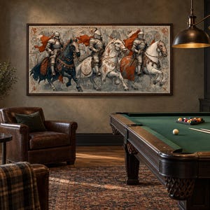 K&ouml;nnte beinhalten: Ein rechteckiger Wandkunstdruck mit einer detaillierten Illustration von drei gepanzerten Rittern zu Pferd, die jeweils rote Umh&auml;nge tragen und durch eine verschneite Landschaft reiten. Das Kunstwerk ist dunkel gerahmt und h&auml;ngt &uuml;ber einem Billardtisch.