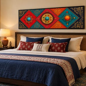 Puede incluir: Una pieza de arte mural rectangular con tres paneles en forma de diamante en vibrantes tonos rojo, naranja y turquesa, decorados con intrincados patrones de filigrana dorada y motivos circulares centrales, enmarcada en un borde negro.