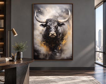 Può includere: Una stampa artistica da parete rettangolare che raffigura un potente toro nero con grandi corna ricurve, su uno sfondo dinamico e fumoso con sfumature vorticose di bianco, grigio e vivaci accenti dorati, incorniciata da un sottile bordo in legno.