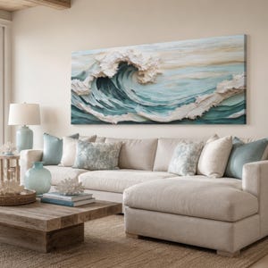 Peut inclure: Une grande &oelig;uvre d'art murale rectangulaire repr&eacute;sentant une vague oc&eacute;anique textur&eacute;e en trois dimensions dans des tons de bleu sarcelle, bleu profond et blanc. L'&oelig;uvre pr&eacute;sente des coups de pinceau sculpt&eacute;s &eacute;pais cr&eacute;ant un effet de vague d&eacute;ferlante.
