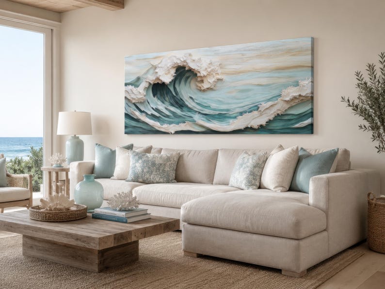 Peut inclure: Une grande &oelig;uvre d'art murale rectangulaire repr&eacute;sentant une vague oc&eacute;anique textur&eacute;e en trois dimensions dans des tons de bleu sarcelle, bleu profond et blanc. L'&oelig;uvre pr&eacute;sente des coups de pinceau sculpt&eacute;s &eacute;pais cr&eacute;ant un effet de vague d&eacute;ferlante.