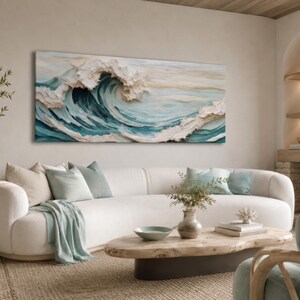 Peut inclure: Une grande &oelig;uvre d'art murale rectangulaire repr&eacute;sentant une vague oc&eacute;anique d&eacute;ferlante en relief textur&eacute;. L'&oelig;uvre utilise une palette de tons bleu sarcelle profond, bleu doux et blanc cr&egrave;me pour cr&eacute;er un effet dynamique et superpos&eacute;.