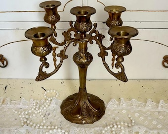 Candelabro antiguo de latón ornamentado
