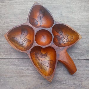 Vintage teak houten schaal met gegraveerde decoratie