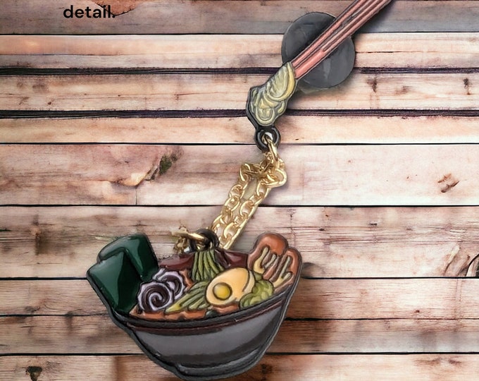 Zweiteilige Ramen-Nudel Emaille Anstecknadel, verbunden durch eine kleine Ramen-Nudel-Kette. Bezaubernd einzigartig, Noodle Bowl with Chopsticks Emaille Pin für Tasche