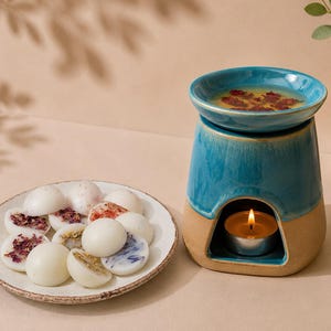 Duftlampe aus Keramik mit 6 Duftwachs Melts– Dekorativer Raumdiffusor mit elegantem Ausschnitt-Design, Aromalampe Geschenkset