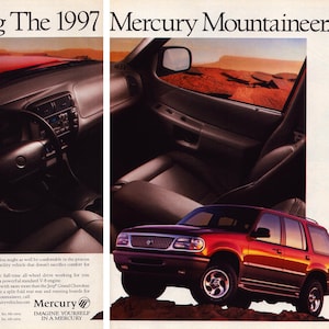 Puede incluir: Un SUV rojo Mercury Mountaineer 1997 se muestra sobre un fondo de desierto. El interior del vehículo también se ve, con un volante y un tablero de cuero negro. El texto "Introducing The 1997 Mercury Mountaineer." está en la parte superior de la imagen.