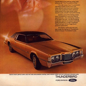 Pode incluir: Um Ford Thunderbird dourado da década de 1970 com teto de vinil preto. O carro está estacionado em uma superfície marrom. O texto "The Thunderbird Feeling: Only when you drive one can you truly experience it." está impresso acima do carro. O texto "THUNDERBIRD FORD DIVISION Ford" está impresso abaixo do carro.