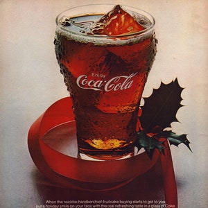 Anuncio impreso vintage de Coca-Cola de 1970, anuncio retro clásico, regalo de Navidad, el auténtico, refrescante vaso de Coca-Cola con cinta navideña