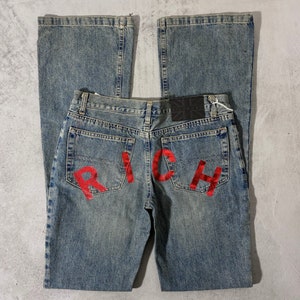 Deadstock 2000er Jahre John Richmond roten ""RICH"" Vintage Jeans, Bootschnitt mit niedriger Taille."