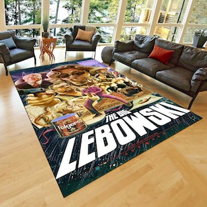 Può includere: Un tappeto colorato con un collage di personaggi e scene del film "The Big Lebowski". Il tappeto ha uno sfondo nero con testo bianco che recita "The Big Lebowski" e "Don't Go Chasing Waterfalls".