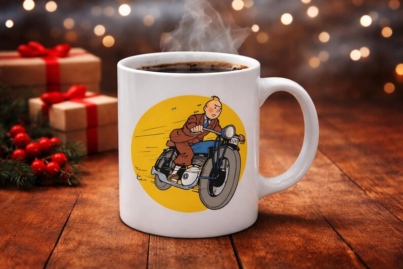 Puede incluir: Taza de caf&eacute; de cer&aacute;mica blanca con una ilustraci&oacute;n de dibujos animados de un hombre en una motocicleta sobre un fondo amarillo. La taza contiene caf&eacute; oscuro, del que sale vapor. La taza est&aacute; sobre una superficie de madera.