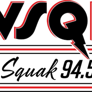 Könnte beinhalten: Logo für WSOQ 94.5 FM, "The Squak". Das Design zeigt kräftige, schwarze Buchstaben mit roten Umrissen. Der Text "The Squak 94.5 FM" ist in einer stilisierten Schriftart gehalten, mit horizontalen roten und schwarzen Linien über und unter dem Text.