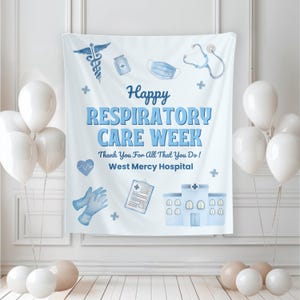 Puede incluir: Una pancarta de tela blanca con ilustraciones médicas en acuarela azul que incluyen un caduceo, un estetoscopio, una mascarilla, guantes y un hospital. El texto dice: Happy RESPIRATORY CARE WEEK Thank You For All That You Do! West Mercy Hospital.