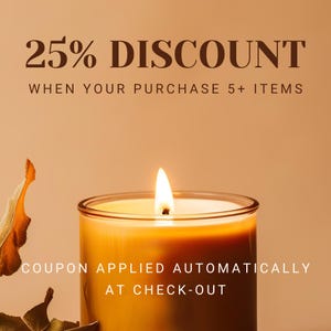 K&ouml;nnte beinhalten: Eine brennende Kerze in einem Glasgef&auml;&szlig; vor braunem Hintergrund. Der Text "25% DISCOUNT WHEN YOUR PURCHASE 5+ ITEMS COUPON APPLIED AUTOMATICALLY AT CHECK-OUT" ist auf dem Bild zu sehen.