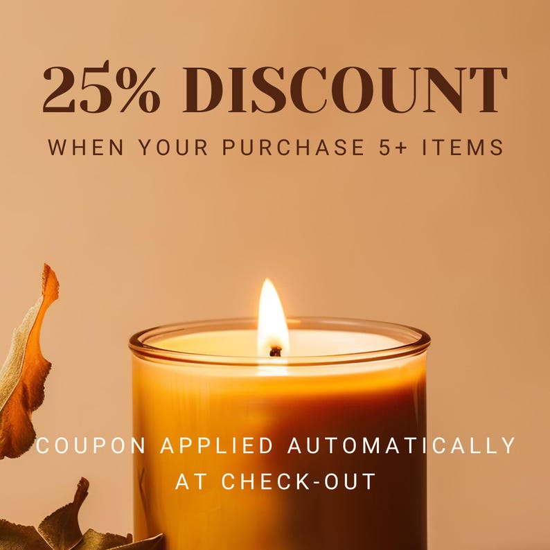 K&ouml;nnte beinhalten: Eine brennende Kerze in einem Glasgef&auml;&szlig; vor braunem Hintergrund. Der Text "25% DISCOUNT WHEN YOUR PURCHASE 5+ ITEMS COUPON APPLIED AUTOMATICALLY AT CHECK-OUT" ist auf dem Bild zu sehen.