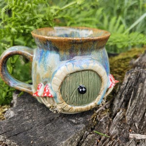 Mugg Belly Hobbit-dörr och Amanita-svamp Kaffekopp, Handgjord Fantasy Keramik, Cottagecore Stengods, Nyckfull Shire Nörd Geek Gåva