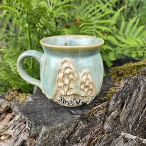 Mugg magformad blågrön glasyr med 3D-murklor, handgjord lerkeramik, unik skogsmugg, gåva för att leta efter skogssvampar