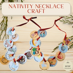 Puede incluir: Un collar de cinta roja con adornos circulares de papel que presentan imágenes y palabras relacionadas con la historia de la Natividad, como "Jesús", "María", "José", "Pastores", "Belén", "Paz en la Tierra", "Oro", "Incienso" y "Mirra".