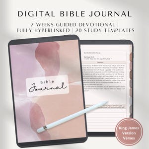 Könnte beinhalten: Ein digitales Bibel-Tagebuch mit einem rosa und weißen Aquarellhintergrund. Das Tagebuch enthält 7 Wochen geführte Andachten, 20 Studienvorlagen und ist vollständig verlinkt. Der Text "Bible Journal" ist in Kursivschrift auf dem vorderen Umschlag geschrieben. Der Text "King James Version Verses" ist in Schwarz auf weißem Hintergrund am unteren Bildschirmrand geschrieben.