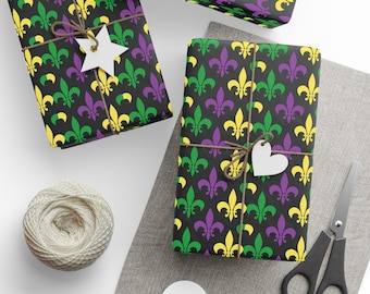 Puede incluir: Tres cajas de regalo envueltas en papel de regalo negro con un patrón repetitivo de flores de lis amarillas, verdes y moradas. Las cajas están atadas con cordel y decoradas con etiquetas de papel blanco.