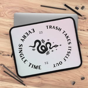 O lixo é retirado todas as vezes. Presente perfeito para Swifties! Capa para laptop em vários tamanhos!