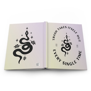 La poubelle recto-verso se retire d'elle-même. Le cadeau parfait pour les Swifties ! Carnet cartonné mat