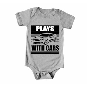 まだ車で遊んでいます - 車で遊ぶ - 車のシャツ - 家族お揃いのTシャツ - メンズの車のシャツ - パパと私のシャツ - お父さんのシャツ
