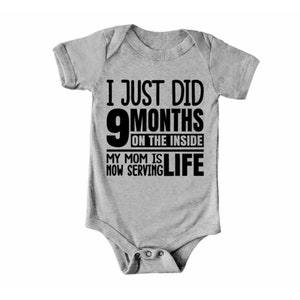 Acabo de cumplir 9 meses en el interior, Mi mamá sirviendo la vida, Body de bebé divertido, Regalo de Baby Shower