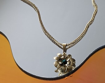 Collier Baileya - Chaîne en acier inoxydable doré avec son pendentif fleurs