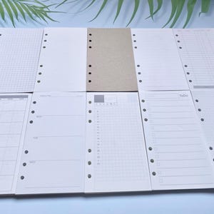 Pu&ograve; includere: Un set di 10 pagine di ricarica vuote, bianche e marroni per un planner a disco. Le pagine hanno diversi layout, tra cui righe, griglia e vuote.