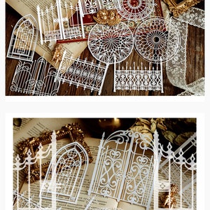 Puede incluir: Un conjunto de dise&ntilde;os decorativos de papel troquelado blanco que presentan varias puertas y vallas ornamentadas. Los dise&ntilde;os son intrincados y detallados, con una apariencia delicada y de encaje.