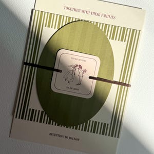 Juego de invitaciones de boda en verde oliva: invitaciones apiladas personalizadas, elegantes y originales, dibujadas a mano. Papelería de lujo.