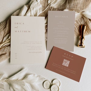Puede incluir: Conjunto de invitaciones de boda con fondo crema y detalles marrones. La invitación presenta los nombres Erica y Matthew, la fecha y hora de la boda, y la ubicación. La tarjeta de detalles incluye información sobre el código de vestimenta, la recepción, el alojamiento y más información. La tarjeta RSVP presenta un código QR y el texto "Escanea el código QR para confirmar tu asistencia directamente en nuestra página web de la boda."