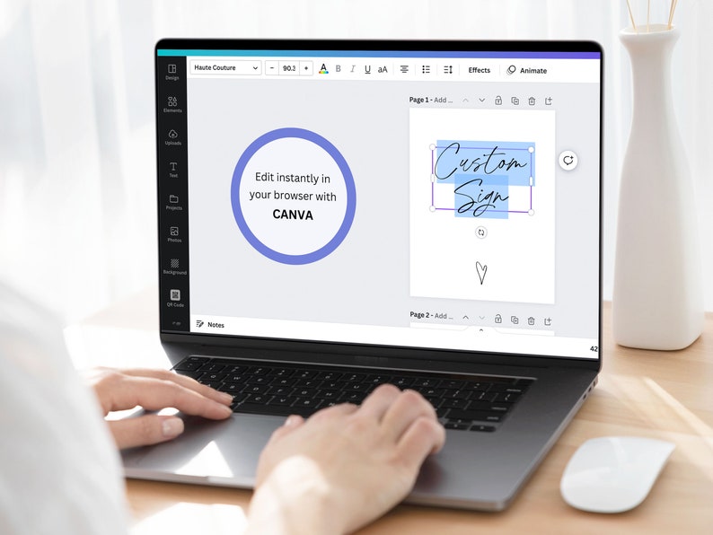 Peut inclure: Un &eacute;cran d'ordinateur portable affichant une conception Canva avec le texte "Edit instantly in your browser with CANVA" et un cercle bleu et violet. La conception comprend &eacute;galement un rectangle bleu et violet avec le texte "Custom Sign" en &eacute;criture cursive noire.