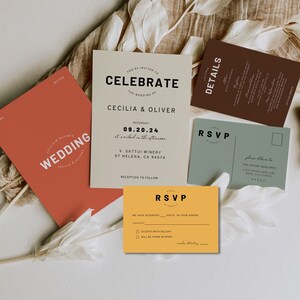 Puede incluir: Un conjunto de invitaciones de boda con un tema r&uacute;stico. La tarjeta de invitaci&oacute;n principal es beige con texto marr&oacute;n y un gr&aacute;fico circular que dice "Celebrar". La tarjeta RSVP es amarilla con texto negro y una casilla de verificaci&oacute;n para que los invitados indiquen su asistencia. La tarjeta de detalles es marr&oacute;n con texto blanco y una lista de detalles sobre la boda.