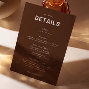 Puede incluir: Una tarjeta marr&oacute;n con texto blanco que detalla la informaci&oacute;n de la recepci&oacute;n de la boda. El texto incluye el atuendo, los detalles de la recepci&oacute;n, el alojamiento y m&aacute;s informaci&oacute;n. La tarjeta tambi&eacute;n incluye el texto "The Finer Details" y "Scarlet Grace".