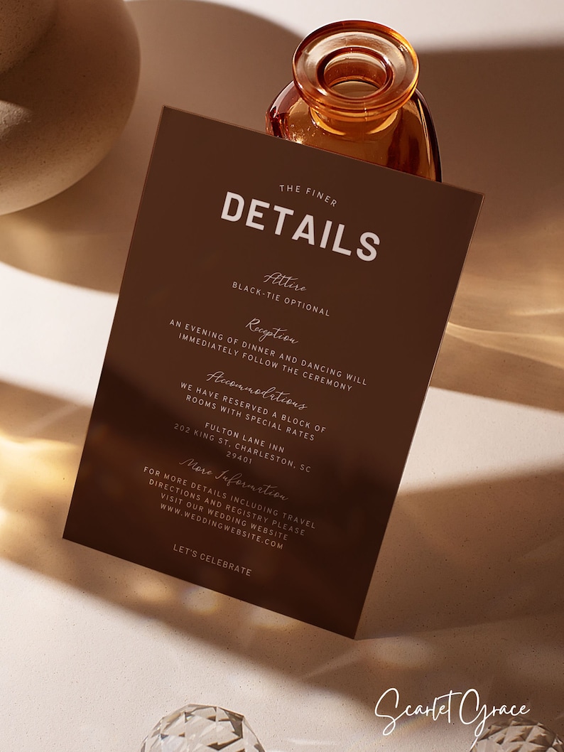 Puede incluir: Una tarjeta marr&oacute;n con texto blanco que detalla la informaci&oacute;n de la recepci&oacute;n de la boda. El texto incluye el atuendo, los detalles de la recepci&oacute;n, el alojamiento y m&aacute;s informaci&oacute;n. La tarjeta tambi&eacute;n incluye el texto "The Finer Details" y "Scarlet Grace".