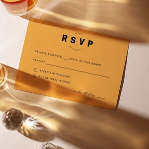 Puede incluir: Una tarjeta RSVP amarilla con texto negro. La tarjeta tiene una secci&oacute;n para el nombre del invitado, una casilla para aceptar la invitaci&oacute;n y un espacio para indicar el n&uacute;mero de invitados que asistir&aacute;n.