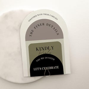 Puede incluir: Una tarjeta blanca con un diseño de arco en negro, verde y gris. El texto en la tarjeta dice "Juntos con sus familias, Los detalles más finos, Por favor, respondan, Están invitados, Celebremos".