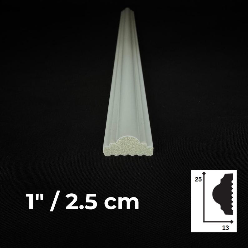 Puede incluir: Una moldura blanca alargada con un perfil decorativo curvo. La vista del extremo muestra un material texturizado y poroso. El texto en la imagen dice 1" / 2,5 cm, acompa&ntilde;ado de un diagrama que muestra dimensiones de 25 y 13 para el perfil.