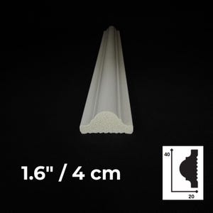Puede incluir: Una moldura decorativa blanca con un perfil curvo. La pieza presenta un extremo texturizado y una superficie superior lisa. El texto en la imagen indica una medida de 4 cm, y un diagrama muestra dimensiones de 40 por 20 unidades.