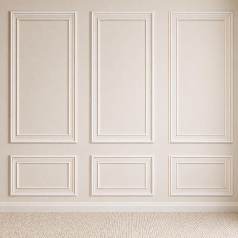 K&ouml;nnte beinhalten: Eine Wand mit beigem Wandt&auml;felungselement, bestehend aus drei hohen rechteckigen Paneelen &uuml;ber drei kleineren rechteckigen Paneelen. Die Zierleisten sind einheitlich in Farbe und Design und bilden ein strukturiertes Gittermuster.