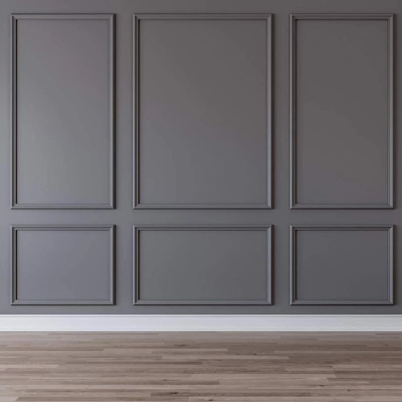 K&ouml;nnte beinhalten: Eine graue Wand mit einem dekorativen Leistenmuster. Die Wand ist in sechs Paneele unterteilt, jedes mit einem erh&ouml;hten Rahmen. Die Wand ist in einem hellen Grauton gestrichen. Der Boden ist aus hellem braunem Holz.
