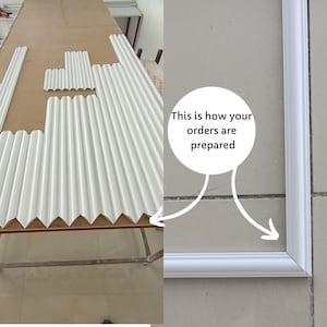 K&ouml;nnte beinhalten: Wei&szlig;e Wandleisten sind auf einer gekachelten Wand zu sehen. Der Text "This is how your orders are prepared" ist in einem Kreis &uuml;ber den Leisten geschrieben. Auf der linken Seite des Bildes ist eine Nahaufnahme der Leisten zu sehen.
