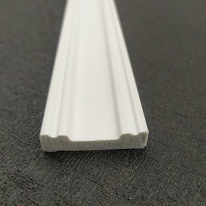 Pu&ograve; includere: Modanatura in plastica bianca con un design decorativo in rilievo. La modanatura &egrave; larga circa 2,5 cm e spessa 1,2 cm.
