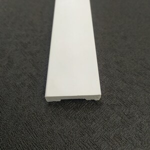 Pu&ograve; includere: Battiscopa in plastica bianca con un canale per l'installazione.