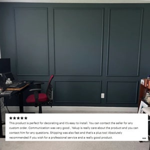 K&ouml;nnte beinhalten: Eine dunkelgraue Wand mit dekorativen Leisten. Die Wand ist in einem dunklen Grauton gestrichen und hat einen wei&szlig;en Rahmen an den R&auml;ndern. Die Leisten sind aus wei&szlig;em Material und in einem symmetrischen Muster angeordnet. Die Wand befindet sich in einem Raum mit einem Schreibtisch und einem Stuhl im Vordergrund.