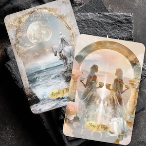 Może przedstawiać: Dwie karty tarota z ilustracjami. Jedna przedstawia postać na białym koniu z pełnią księżyca, z napisem "Knight of Cups". Druga przedstawia dwie kobiety trzymające kubki, z napisem "Four of Cups."